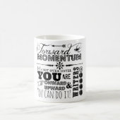 作家のための前方運動量のマグ コーヒーマグカップ (中央)