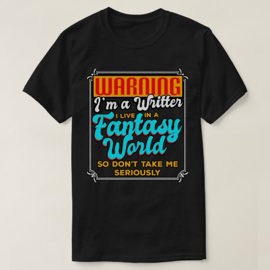 作家警告のIm私はファンタジーの世界に住んでいる作家 Tシャツ (デザイン正面)