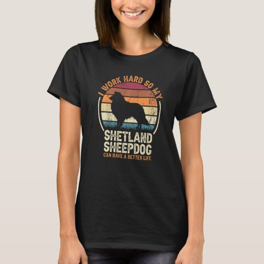作業懸命そう犬の生活を持つレトロシェットランドシェプド Tシャツ (正面)