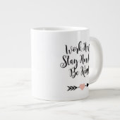 作業懸命ステイ謙虚でやさしいやる気を起こさせるマググ ジャンボコーヒーマグカップ (正面右)