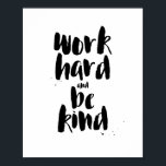 作業懸命及びBe親切やる気を起こさせる引用文プリント ポスター<br><div class="desc">仕事の懸命と優しい – 素晴らしそして物事はあなたのものになる。お尻の素晴らしタイポグラフィで生きる単語。ブラシ文字の外観をコンテンポラリー探す。白クラシック色スキームの黒。</div>