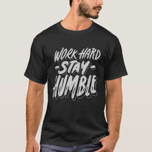 作業懸命、ステイ謙虚な男性のTシャツ Tシャツ