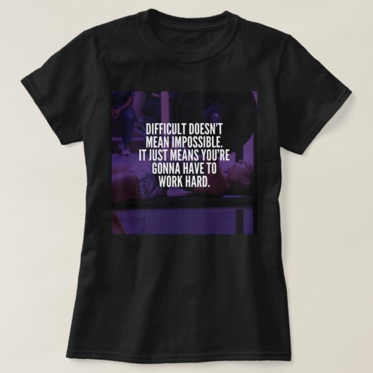 作業懸命 – 女性トレーニング やる気を起こさせる Tシャツ (デザイン正面)