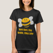 作業懸命、謙虚な滞在、後で刺す Tシャツ (正面)