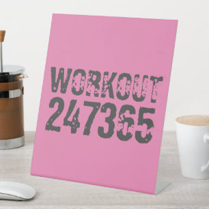 使い込まれたような風合いのWorkout 247365 ピンク 台座サイン