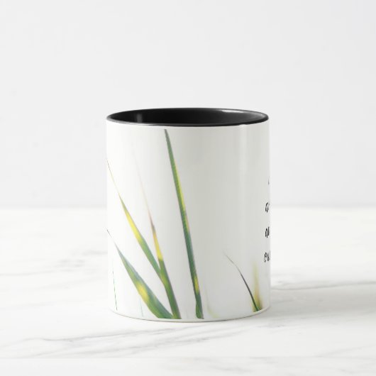 使徒行伝第17章28節は彼の中に住み、聖書の節を動かす マグカップ (中央)