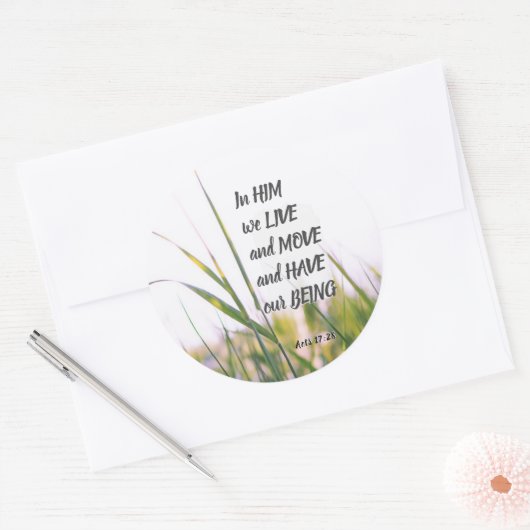 使徒行伝第17章28節は彼の中に住み、聖書の節を動かす ラウンドシール (封筒)