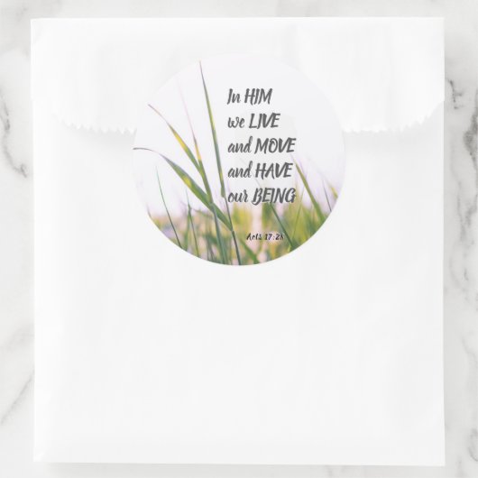 使徒行伝第17章28節は彼の中に住み、聖書の節を動かす ラウンドシール (バッグ)