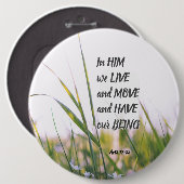 使徒行伝第17章28節は彼の中に住み、聖書の節を動かす 缶バッジ (正面&裏面)