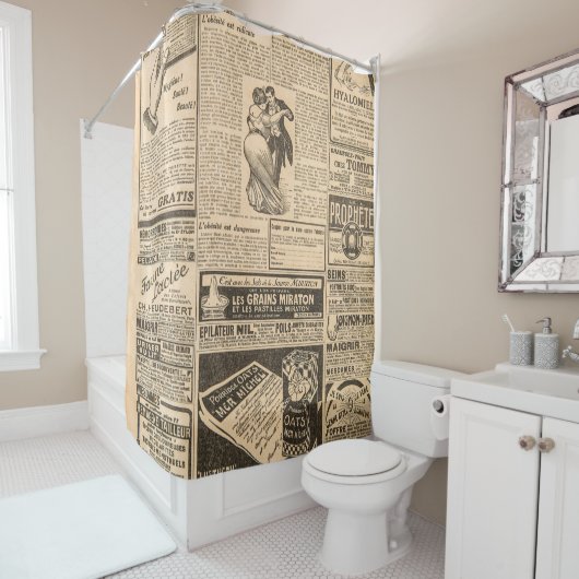 使用した紙の背景。vi付きの古い新聞ページ シャワーカーテン (インサイチュ)