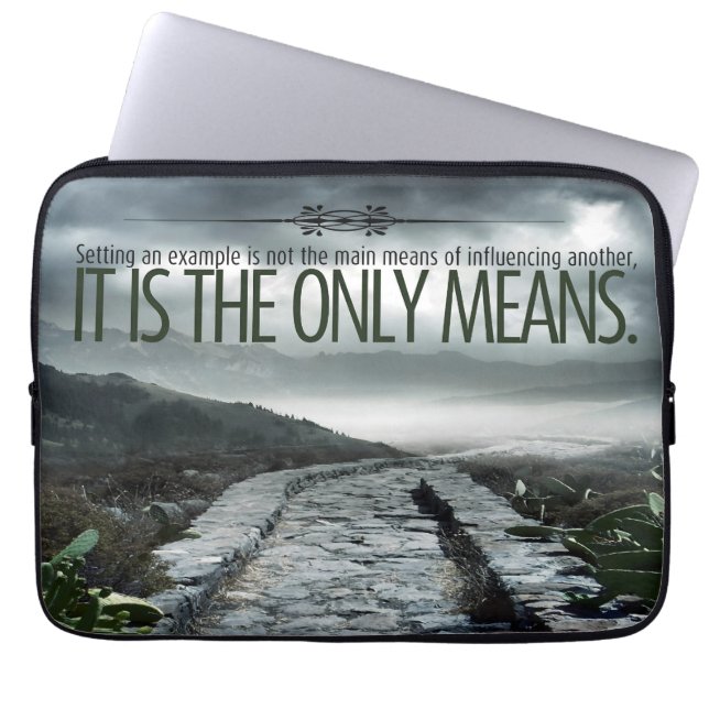「例の設定」感動的引用文 ラップトップスリーブ (正面)