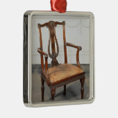 供給される切り分けられたリラの椅子 メタルオーナメント (右)