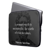 価値の定義: Marcus Aurelius on Values ラップトップスリーブ (正面左)