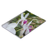 便利なノートブックに白と紫の蘭を置く ノートブック (左側)