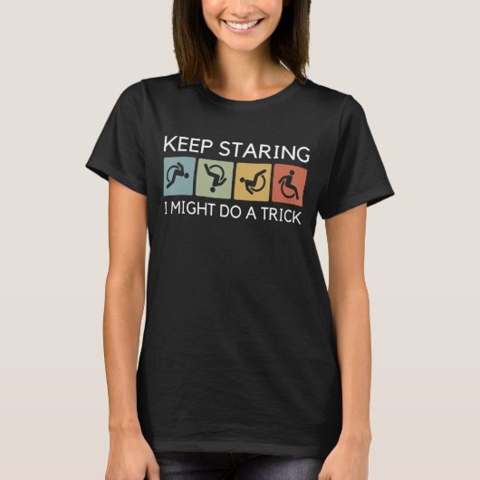 保おもしろい車イスのトリックGをするかもしれない Tシャツ (正面)