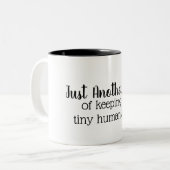 保の小さな人間が生きている二枚舌 ツートーンマグカップ (正面左)