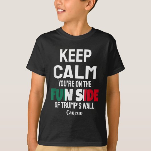 保トランプスウォールのおもしろい側で落ち着け Tシャツ (正面)
