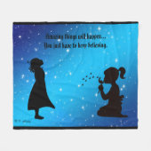 保信じ星の星空が黒い背景で覆われた フリースブランケット (正面(横))