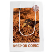 保女やる気を起こさせる亀 ミディアムペーパーバッグ (裏面)