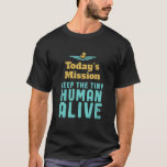 保小さな人間が生きおもしろいて新しい母とパパ Tシャツ<br><div class="desc">今日の使命保は小さな人間が生きている。そしておもしろい、男の赤ちゃんや少女の新しい両親のための皮肉な母の日と父の日のデザイン。おカッコいい母さん素晴らしとパパがベビーを取ろうとして初めて商品を手に入れ気にる。軍隊または軍のテーマを持つ若い母親と父親のための完璧なデザイン。ヴィンテージとレトロなタイポグラフィグランジと親動揺して祝性と新しいモーマとダディーとしての生活に影響を与える。</div>