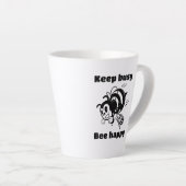保忙しBee Cartoonで幸せ忙しにやる気を起こさせるなる カフェラテマグ (右アングル)