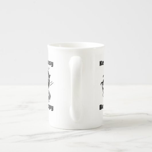 保忙しBee Cartoonで幸せ忙しにやる気を起こさせるなる ボーンチャイナマグカップ (裏面)
