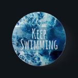 保海やる気を起こさせる 缶バッジ<br><div class="desc">スタイルのパーソナライズ名前やニックネームを追加して、このケースを彼、彼女、または自分自身のための完璧な贈り物にする！単クリックに画カスタマイズ像と文字を追加する「it」。幅広い保製品にこの「スイミング」のタイポグラフィデザインを手に入れる。水はもともとマーカス・ラヌムの商業用ストックイメージ（編集前）。</div>