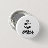 保科学信じ学 缶バッジ (正面&裏面)