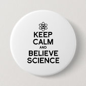 保科学信じ学 缶バッジ (正面)