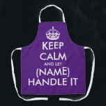 保落ち着いて大きな紫おもしろいのバーベキュー エプロン<br><div class="desc">静保かな名前で紫のBBQエプロンと女おもしろい性を扱う男性へ。タイポグラフィモダンテンプレートとクラウン。キッパーソナライズされたチン料理エプロン任意の色。トレンディーテンプレートと大文字タイポグラフィデザイン。自分の名前またはユーモアのある引用文を追加グリルのマスター、母、パパ、妹、兄弟、父、母、妻、夫、友人、叔父、叔母、恋人、ガールフレンド、おばあちゃん、おじいちゃん、子供、ボス、同僚、シェフ、調理師、同僚、コーチ、先生、ナース、カップルなどの誕生日パーティーのギフトの自分の1つを作成す結婚る。小、中、大サイズで利用可能。ディナ素晴らしーパーティー、ベーキング、食器洗い、アート&クラフト作品など。彼と彼女のために彼と彼女を作りなさい。友人や家族のためのユーモアプレゼント。</div>