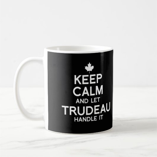 保落ち着いてTrudeauに任せる – 白.png コーヒーマグカップ (左)