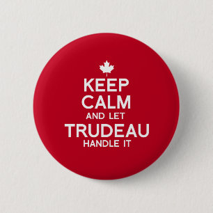保落ち着いてTrudeauに任せる – 白.png 缶バッジ