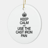 保落ち着きて鋳鉄鍋を使う セラミックオーナメント (左)