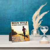 保行き – 女子ランニングトレーニングやる気を起こさせる フォトプラーク (インサイチュ)