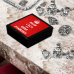 保衣服 ギフトボックス<br><div class="desc">CALM AND... 一致するプレート、マグカップ、宝石箱、ショッピングバッグとエプロンを参照してそれぞれのユビキタス引用文にツイストユニーク、またはオリジナル引用文を好むかもしれないし、より多くのおもしろいのためにあなたの独自のギフトの1つを作るために作る!</div>