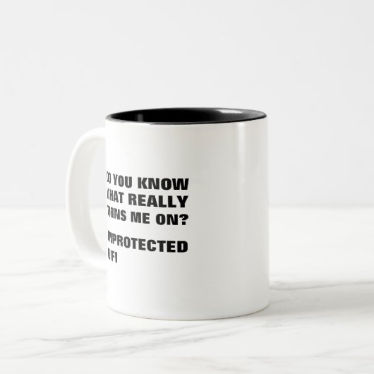 保護されていないWi-Fiがオンになおもしろいる ツートーンマグカップ (正面左)