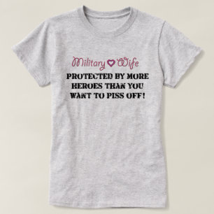 保護される軍の妻 Tシャツ