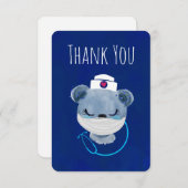 保護マスクを着けたかわいい青クマのナース サンキューカード (正面/裏面)