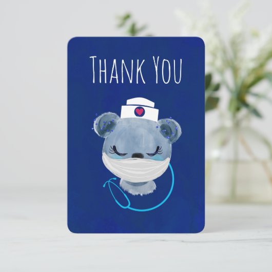 保護マスクを着けたかわいい青クマのナース サンキューカード (スタンド正面)