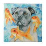 保護者|のピット・ブル犬および金魚の水彩画 タイル<br><div class="desc">これは彼のまわりで浮かんでいるピット・ブル犬およびオレンジ金魚の水彩画の絵画です。 私はHolbeinを使用し、ダニエルスミスの水彩画はアーチの熱い押された紙で絵を描きます。</div>