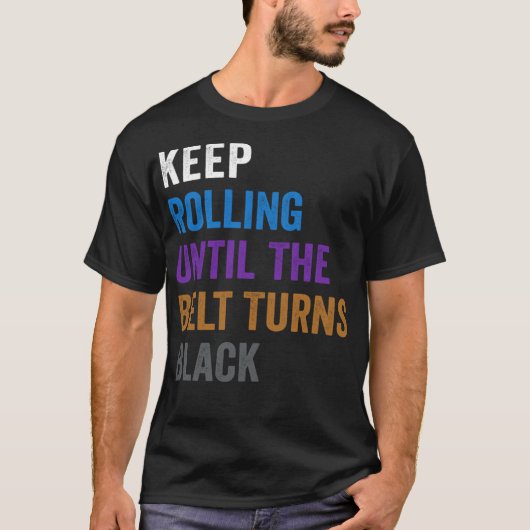 保転がベルトが黒いジウに変わるまおもしろいで Tシャツ (正面)