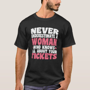 保険の女性は保険についてすべてを知っているチケット Tシャツ