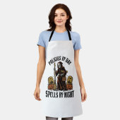 保険の魔女Tシャツ 楽しいハロウィン エージェント グラフィック エプロン (着用した状態)