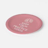 保静にヨガを練習 ペーパープレート (アングル)