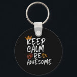 保Calm and Be素晴らし感動的引用文 キーホルダー<br><div class="desc">保落ち着け素晴らしよ。そして感動的引用文やる気を起こさせるデザインと前向きことわざとライフスローガン。ヴィンテージカッコいいタイポグラフィ商品あなたの精神を高めるために力を与え、高揚感を与えるメッセージ。良い雰囲気を広げ保インスパイア前向き、態度や他の勇敢さ、強い、仕事の懸命は、信仰を持ち、親切で、決して勇気を持つ勇気を持つ。友達素晴らしや家族のためのクリスマスプレゼントと誕生日プレゼント。背景色はカスタマイズ好みの色にできる。</div>