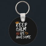 保Calm and Be素晴らし感動的引用文 キーホルダー<br><div class="desc">保落ち着け素晴らしよ。そして感動的引用文やる気を起こさせるデザインと前向きことわざとライフスローガン。ヴィンテージカッコいいタイポグラフィ商品あなたの精神を高めるために力を与え、高揚感を与えるメッセージ。良い雰囲気を広げ保インスパイア前向き、態度や他の勇敢さ、強い、仕事の懸命は、信仰を持ち、親切で、決して勇気を持つ勇気を持つ。友達素晴らしや家族のためのクリスマスプレゼントと誕生日プレゼント。背景色はカスタマイズ好みの色にできる。</div>