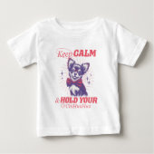 保Calm and Hold Your Chihuahuaレトロタイポグラフィ ベビーTシャツ (正面)