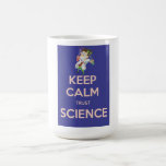 保Calm and Trust Science コーヒーマグカップ<br><div class="desc">科学者は、広い意味で、知識を獲得するために組織的な活動に従事する人である（それは仕事ではない）。より限定的な意味では、科学者は科学的方法を使用する個人である。その者は，1又は複数の科学の分野の専門家であることができる。この記事では、より制限された単語の使用に焦点を当てる。科学者は、物理的、数学的、社会的な領域を含む、より包括的な自然の理解に向けた研究を行う。これはバブリングした液体を持つ2つの試験管を持っている漫画の科学者である</div>