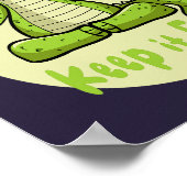 保itおもしろいかわいい緑のワニがヨガを練習 ポスター (角)