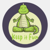 保itおもしろいかわいい緑のワニがヨガを練習 ラウンドシール (正面)